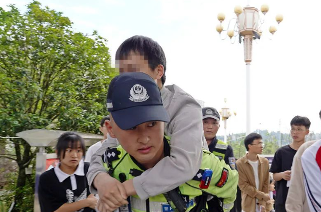 贵州公安交警全力以赴护航2023高考