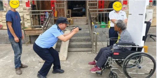 ​贵州惠水：“婆婆，看镜头，一二三 咔”!